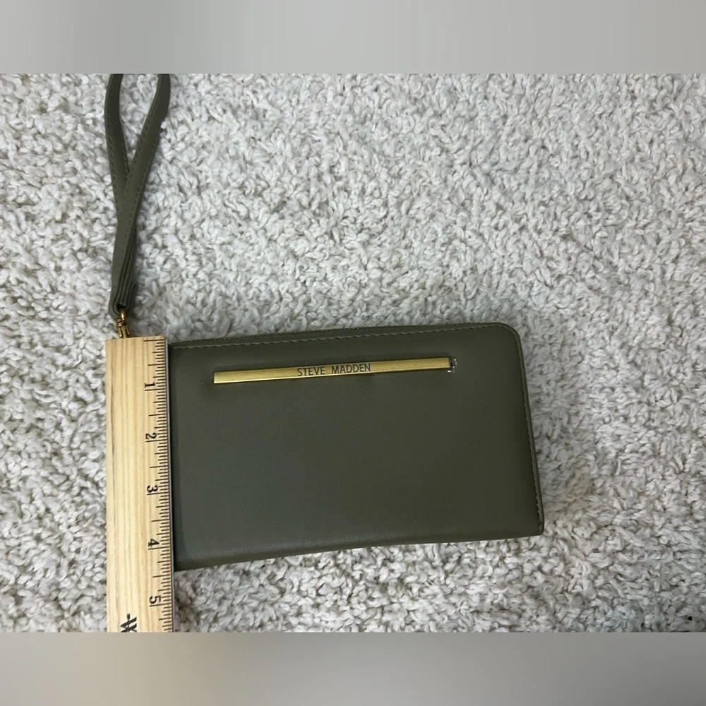Steve Madden Green Wristlet Clutch NEW